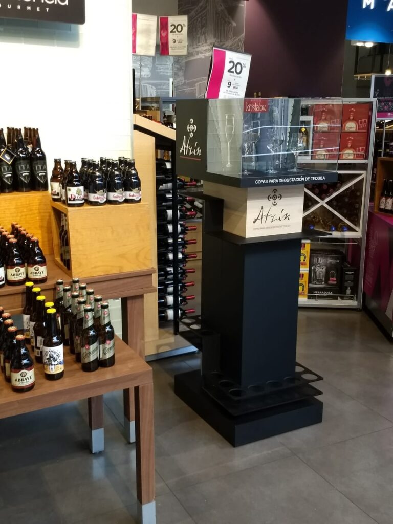 Exhibidores para tienda de estructura de exhibidor giratorio para retail en MDF y Acrilico a tono